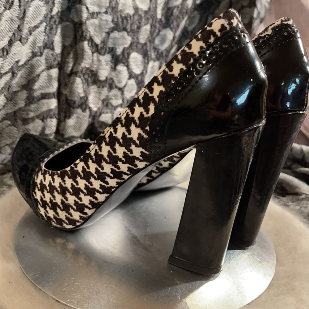 TAHARI | Avenue style Houndstooth Pattern Stunning Heels - Picture 4 of 15